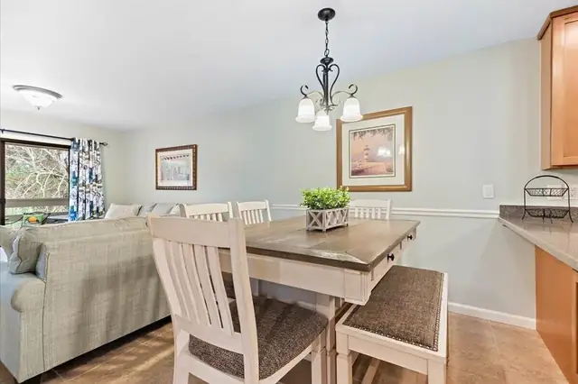 Dining area at Fiddler’s Cove 7L